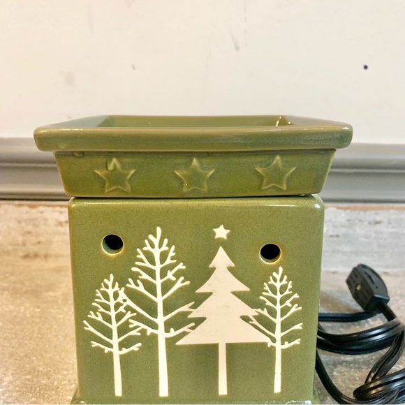 RETIRED 2010 SCENTSY HOLIDAY WARMER
"TANNENBAUM" - CHRISTMAS TREES - Like new - Picture 2 of 6